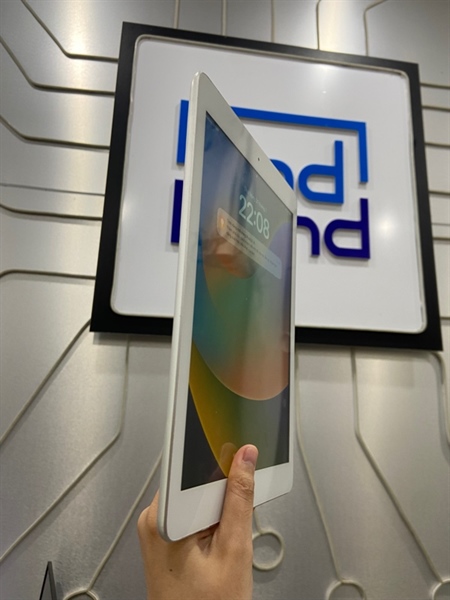 iPad Gen 5 - 2J/A - 32GB - Bản 4G - Pin 72% - Màu bạc - Ngoại hình: 97% - Màn hồng viền, nứt dải ăn ten - Body 3