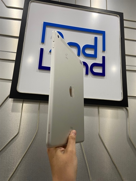 iPad Gen 5 - J/A - 32GB - Bản 4G - Pin 100% thay linh kiện - Màu bạc - Ngoại hình: 97% - Màn ép kinh bụi trong, ám viền hồng - Body 1