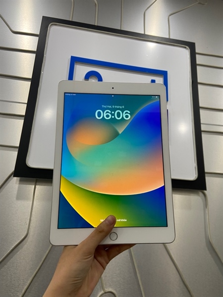 iPad Gen 5 - J/A - 32GB - Bản 4G - Pin 100% thay linh kiện - Màu bạc - Ngoại hình: 97% - Màn ép kinh bụi trong, ám viền hồng - Body 2