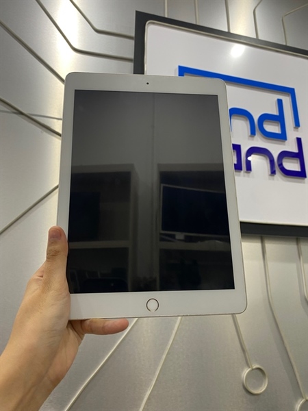 iPad Gen 5 - J/A - 32GB - Bản 4G - Pin 81% - Màu bạc - Ngoại hình: 97% - Ép kính, màn hồng viền - Body 3