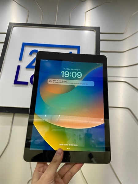 iPad Gen 5 - TH/A - 128GB - Sim vật lý - Pin 82% - Màu xám - Ngoại hình: 97% - Màn ám hồng, màn đánh kính, lưng trầy, móp 4 góc, màn trầy nhiều - Body 2