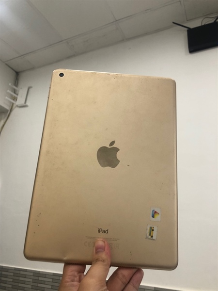 Ipad gen 5 - TH/A - Wifi - 32GB - Màu vàng - Pin thay 100% - Ngoại hình 96% - Body - Trầy , trầy cấn sườn nhiều