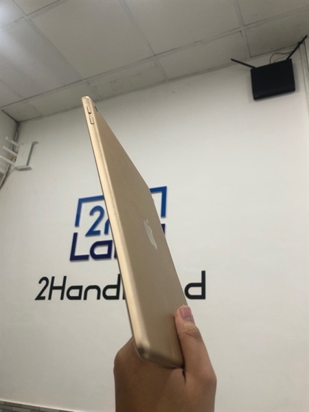 Ipad gen 5 - TH/A - Wifi - 32GB - Màu vàng - Pin thay 100% - Ngoại hình 96% - Body - Trầy , trầy cấn sườn nhiều 1