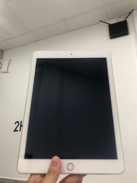 Ipad gen 5 - TH/A - Wifi - 32GB - Màu vàng - Pin thay 100% - Ngoại hình 96% - Trầy , trầy cấn sườn nhiều