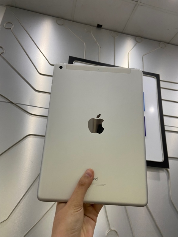 iPad Gen 6 4G - J/A - 32GB - Pin 100% đã thay - Màu xám - Ngoại hình: 97% - Màn ám hồng, ép kính - Body