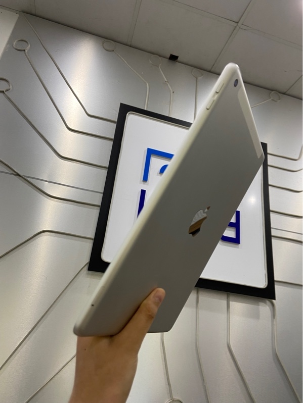 iPad Gen 6 4G - J/A - 32GB - Pin 100% đã thay - Màu xám - Ngoại hình: 97% - Màn ám hồng, ép kính - Body