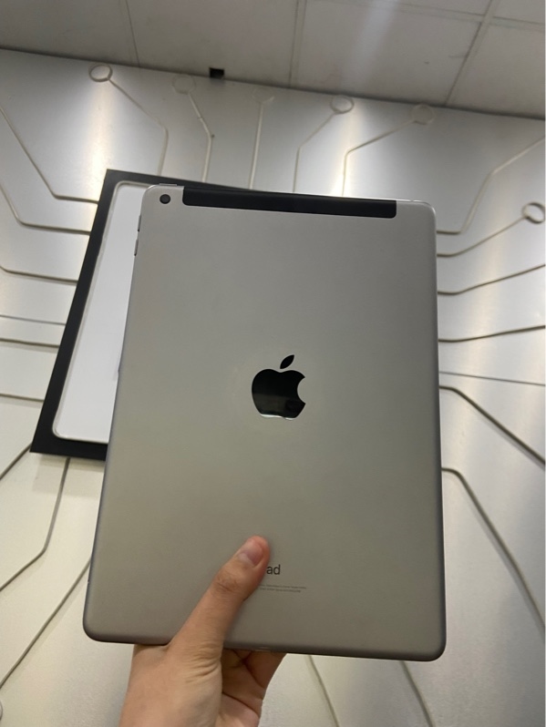 iPad Gen 6 4G - LL/A - 32GB - Pin 83% - Màu xám - Ngoại hình: 97% - Màn ám hồng - Body