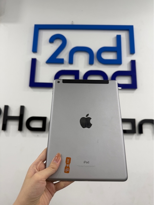 iPad gen 6 - J/A - IOS 17.3 - 4G - 32gb - Màu bạc - Pin 98% - Ngoại hình 97% - Màn vàng viền , màn trầy nhiều - Kèm sạc linh kiện