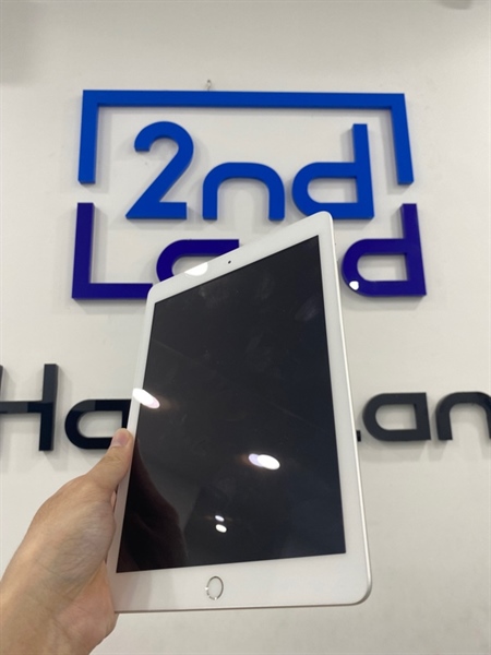 iPad Gen 6 - J/A - IOS 17.7.10 - Wifi - 32GB - Màu Bạc - Pin 97% - Ngoại hình 98% - Màn ép kính, 2 điểm chết pixel - Body 2