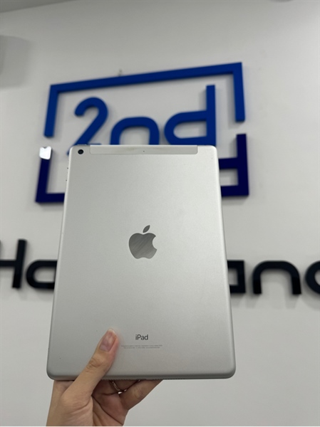 iPad Gen 6 - J/A - IOS 17.7 - 4G - 32GB - Màu bạc - Pin 90% - Ngoại hình 97% - Màn xước lông mèo , cấn viền nhẹ , đã ép kính