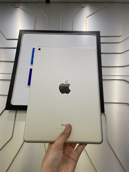 iPad Gen 6 - LL/A - 32GB - Bản Wifi - Pin 81% - Màu bạc - Ngoại hình: 98% - Body