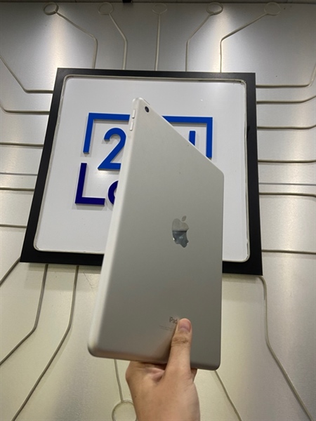 iPad Gen 6 - LL/A - 32GB - Bản Wifi - Pin 81% - Màu bạc - Ngoại hình: 98% - Body 1