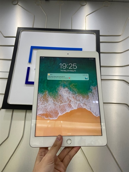 iPad Gen 6 - LL/A - 32GB - Bản Wifi - Pin 81% - Màu bạc - Ngoại hình: 98% - Body 2