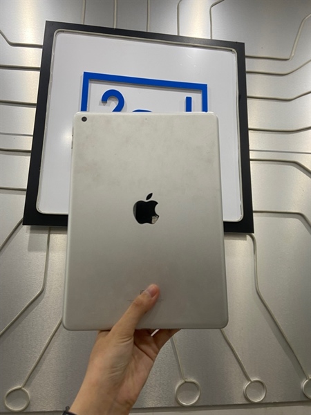 iPad Gen 6 - LL/A - 32GB - Bản Wifi - Pin 89% - Màu bạc - Ngoại hình: 97% - Cấn 4 góc viền sườn, màn ép kính, màn sọc ngang 2 đường, màn ám hồng - Body