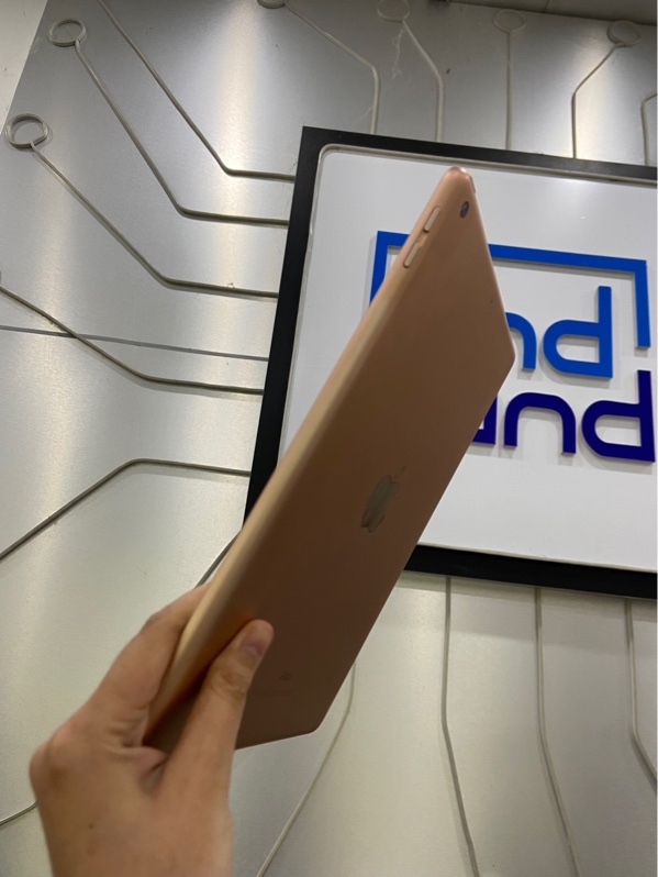 iPad Gen 6 - LL/A - Bản Wifi - 32GB - Pin 81% - Chu Kỳ sạc 1565 lần - Màu kem - Ngoại hình: 97% - Body