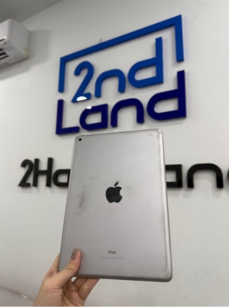 iPad Gen 6 - LL/A - IOS 17.7.3 - Wifi - 32GB - Màu xám - Pin 90% - Ngoại hình 96% - Màn ám hồng , kính xước dăm , lưng trầy nhiều - Kèm sạc