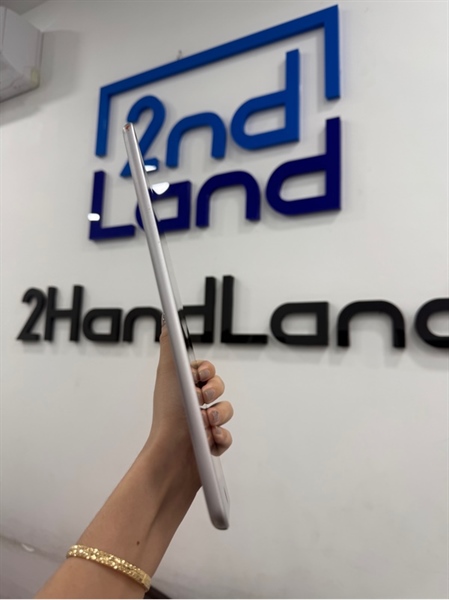 iPad Gen 6 - LL/A - IOS 17.7.3 - Wifi - 32GB - Màu xám - Pin 90% - Ngoại hình 96% - Màn ám hồng , kính xước dăm , lưng trầy nhiều - Kèm sạc 1