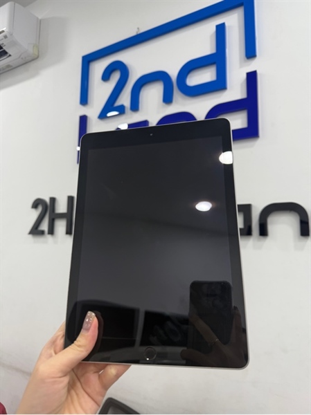 iPad Gen 6 - LL/A - IOS 17.7.3 - Wifi - 32GB - Màu xám - Pin 90% - Ngoại hình 96% - Màn ám hồng , kính xước dăm , lưng trầy nhiều - Kèm sạc 2