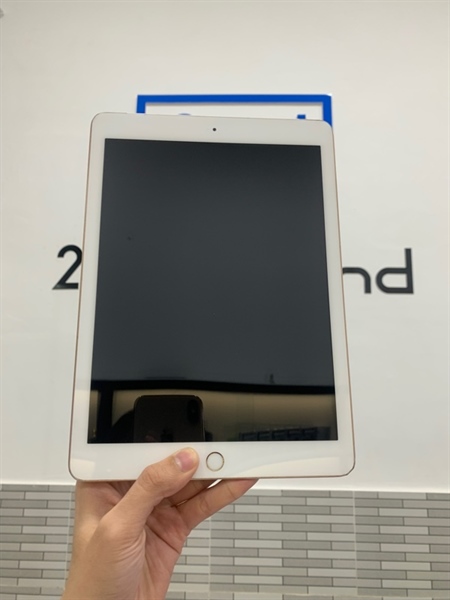 iPad Gen 6 - ZA/A - 128GB - 4G - Màu hồng - Pin 100% linh kiện chu kì sạc 1 lần - Ngoại hình: 97% - Màn ám hồng 4 góc, cấn 4 góc - Body 2