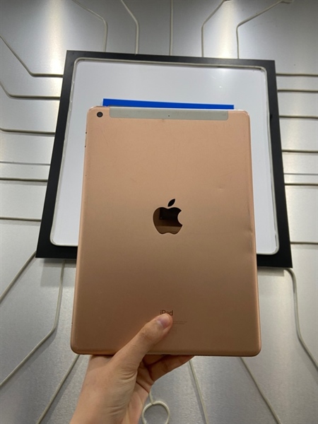 iPad Gen 6 - ZA/A - 32GB - Bản 4G - Pin 81% - Màu hồng gold - Ngoại hình: 96% - Màn ép kính, bụi trong, loa nhỏ , lưng trầy + móp - Body