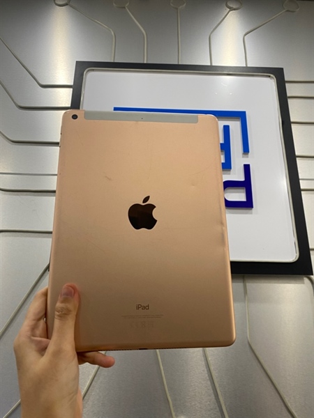 iPad Gen 6 - ZA/A - 32GB - Bản 4G - Pin 85% - Chi kì sạc 689 - Màu gold - Ngoại hình: 97% - Màn ép kính, cấn 4 góc nhẹ, loa nhỏ - Body