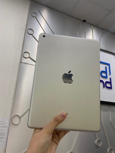 iPad Gen 6 - ZP/A - 32GB - Bản Wifi - Pin 100% thay new - Màu trắng - Ngoại hình: 97% - Màn bầm, viền tối , ám hồng , màn ép + đánh kính , viền trầy - Body