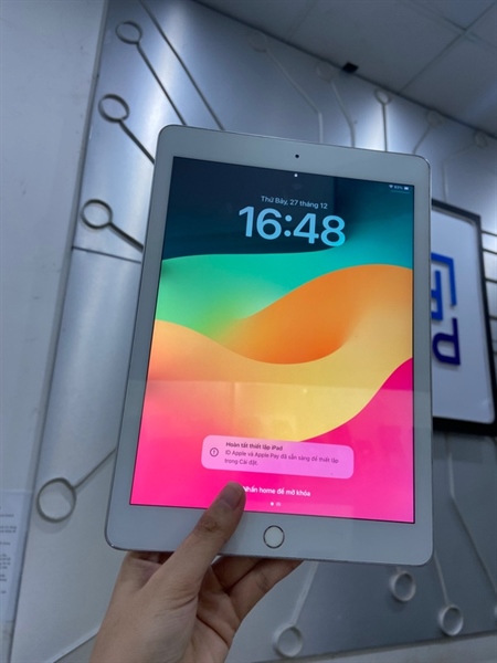 iPad Gen 6 - ZP/A - 32GB - Bản Wifi - Pin 100% thay new - Màu trắng - Ngoại hình: 97% - Màn bầm, viền tối , ám hồng , màn ép + đánh kính , viền trầy - Body 2