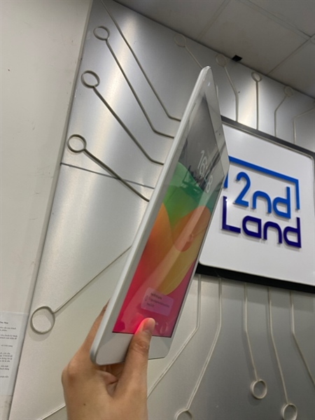 iPad Gen 6 - ZP/A - 32GB - Bản Wifi - Pin 100% thay new - Màu trắng - Ngoại hình: 97% - Màn bầm, viền tối , ám hồng , màn ép + đánh kính , viền trầy - Body 3