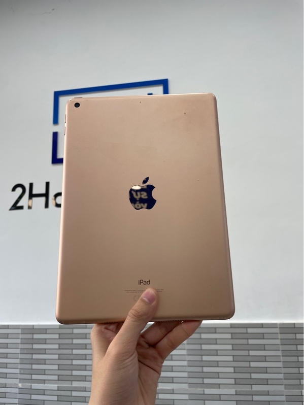 iPad Gen 6 - ZP/A - 32GB - Màu vàng - Ngoại hình: 97% - Màn ám hồng bể, phản quang 2 đốm - Body
