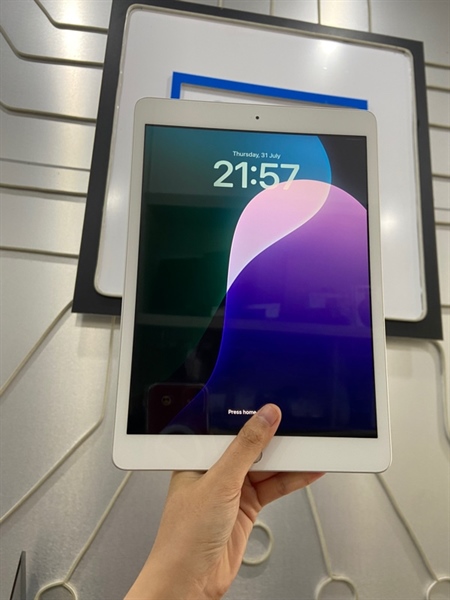 iPad Gen 7 - J/A - 32GB - IOS 18.3.1 - Bản Wifi - Pin 100% - Màu bạc - Ngoại hình: 97% - Body 2