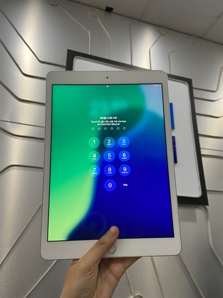 iPad Gen 7 - J/A - 32GB - IOS 18.3.1 - Bản Wifi - Pin 85% - Màu bạc - Ngoại hình: 98% - Body 2