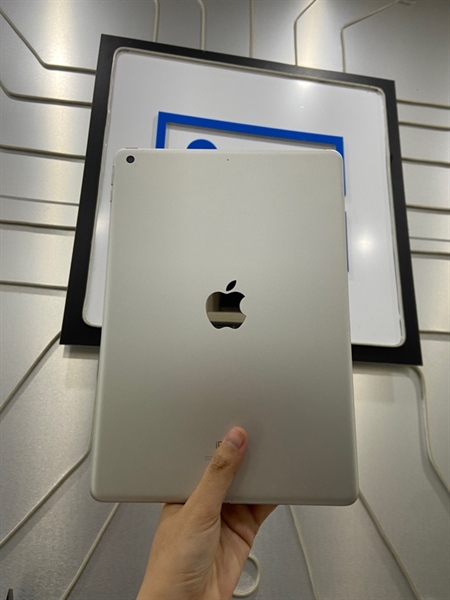 iPad Gen 7 - J/A - 32GB - IOS 18.3.1 - Bản Wifi - Pin 94% - Màu bạc - Ngoại hình: 97% - Body