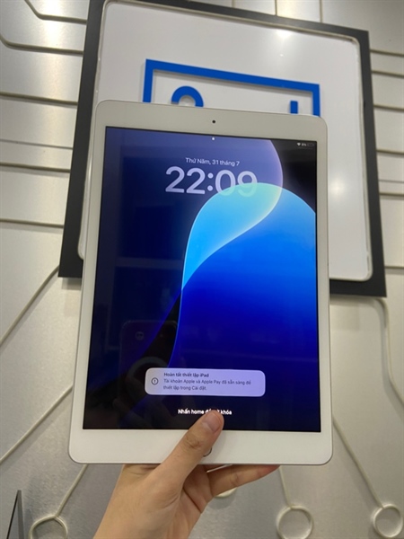 iPad Gen 7 - J/A - 32GB - IOS 18.3.1 - Bản Wifi - Pin 94% - Màu bạc - Ngoại hình: 97% - Body 2