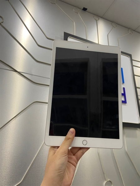 iPad Gen 7 - J/A - 32GB - IOS 18.3.1 - Bản Wifi - Pin 96% - Màu bạc - Ngoại hình: 97% - Body 2