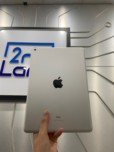 iPad Gen 7 - J/A - 32GB - IOS 18.3.1 - Bản Wifi - Pin 97% - Màu bạc - Ngoại hình: 98% - Body