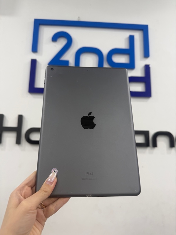 iPad gen 7 - LL/A - IOS 18.7.5 - Wifi - 32GB - Màu xám - Pin 96% - Ngoại hình 97% - bụi trong , màn trầy xước - Kèm sạc linh kiện