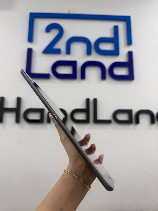 iPad gen 7 - LL/A - IOS 18.7.5 - Wifi - 32GB - Màu xám - Pin 96% - Ngoại hình 97% - bụi trong , màn trầy xước - Kèm sạc linh kiện