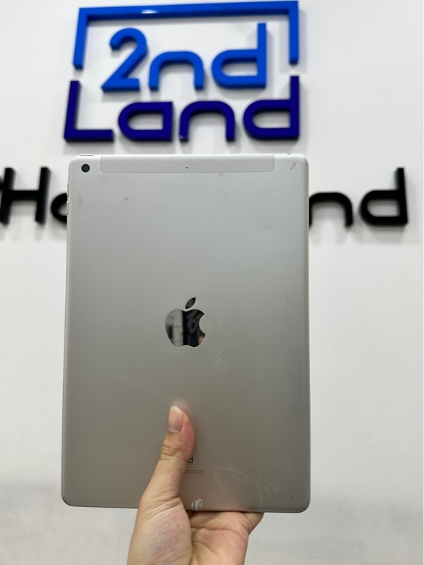 iPad Gen 8 (10.2 inch) 4G - J/A - 32GB - IOS - 16.6.1 - Pin 88% - Màu bạc - Ngoại hình - Màn 1 chấm phản quang - Body