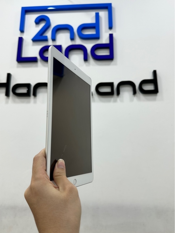iPad Gen 8 (10.2 inch) 4G - J/A - 32GB - IOS - 16.6.1 - Pin 88% - Màu bạc - Ngoại hình - Màn 1 chấm phản quang - Body