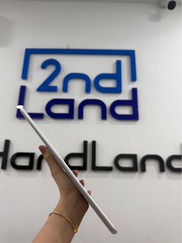 iPad Gen 8 - J/A - IOS 16.5 - 4G - 32GB - Màu bạc - Pin 93% - Ngoại hình 97% - Màn ám hồng nhẹ , lưng bầm nặng - Body