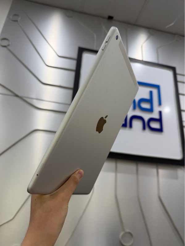 iPad Gen 8 - J/A - IOS 17.5 - 4G - 32GB - Màu bạc - Pin 97% - Ngoại hình 97% - ám hồng nhẹ - Body