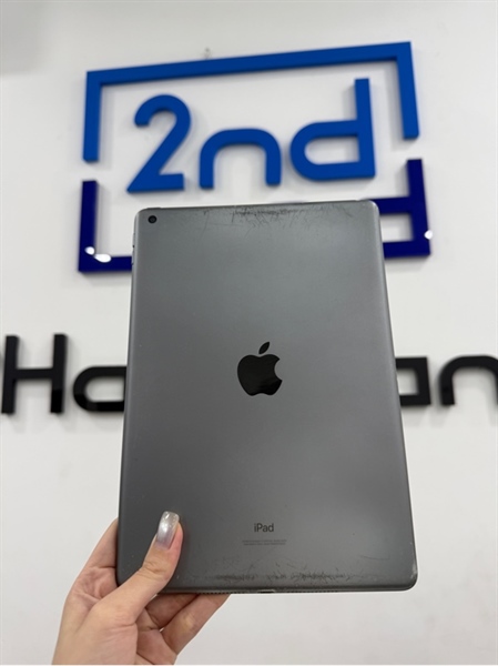 iPad Gen 8 - LL/A - IOS 17.6.1 - Wifi - 32GB - Màu xám - Pin 100% - Ngoại hình 96% - Màn linh kiện ám hồng , trầy xước , cấn móp , vỏ trầy , mẻ nặng - Body