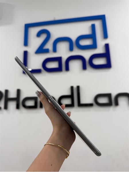 iPad Gen 8 - LL/A - IOS 17.6.1 - Wifi - 32GB - Màu xám - Pin 100% - Ngoại hình 96% - Màn linh kiện ám hồng , trầy xước , cấn móp , vỏ trầy , mẻ nặng - Body 1