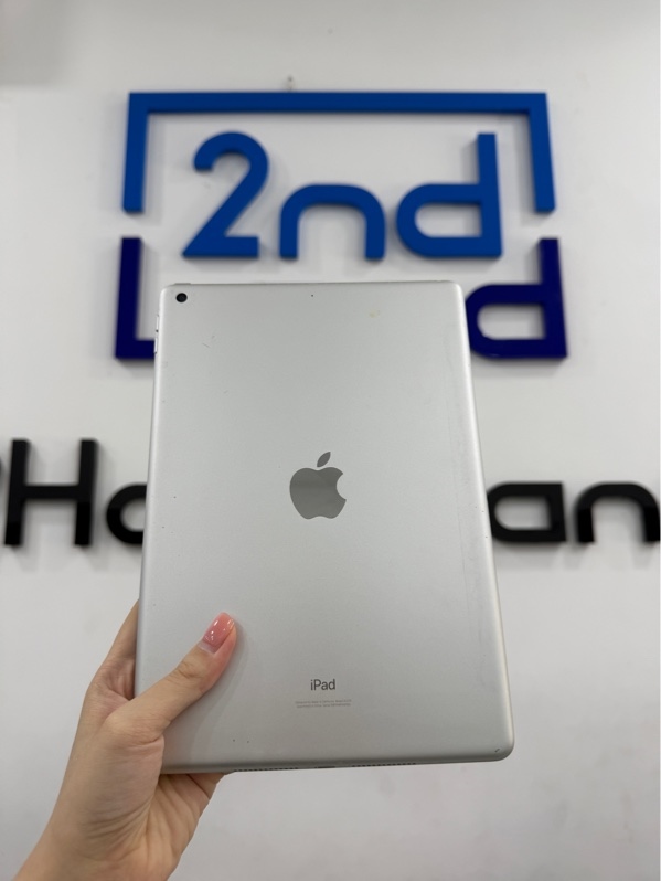 iPad gen 8 - ZA/A - IOS 26.5 - Wifi - 32GB - Màu bạc - Pin 85% - Ngoại hình 97% - Màn tối 4 góc , màn phản quang , máy trầy xước nhiều, hằn ốp - Kèm box