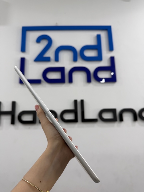 iPad gen 8 - ZA/A - IOS 26.5 - Wifi - 32GB - Màu bạc - Pin 85% - Ngoại hình 97% - Màn tối 4 góc , màn phản quang , máy trầy xước nhiều, hằn ốp - Kèm box