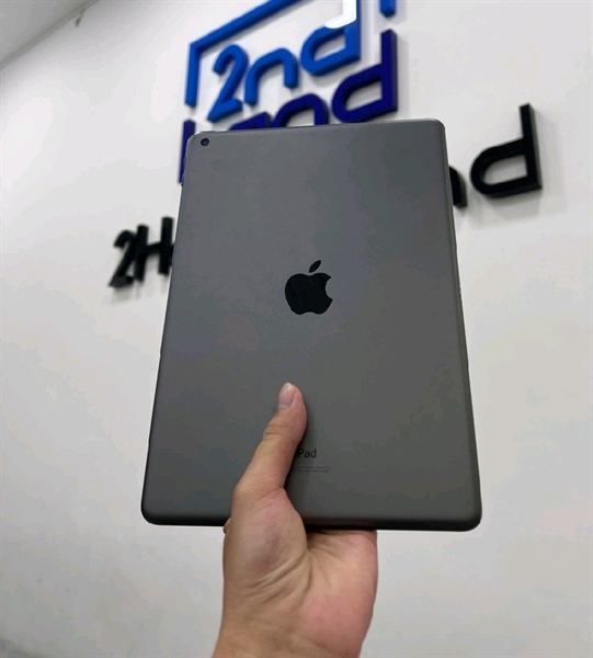 iPad Gen 8 - ZP/A - 128GB - IOS 18.3.2 - Bản wifi - Pin 90% - Màu xám - Ngoại hình 98% - Màn phản quang nhẹ - Body