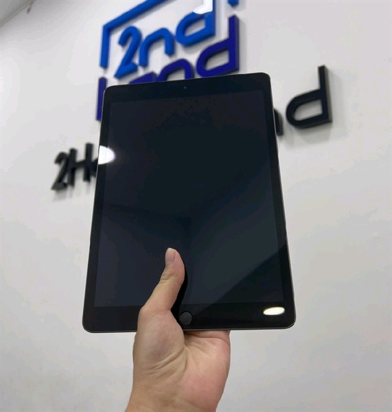 iPad Gen 8 - ZP/A - 128GB - IOS 18.3.2 - Bản wifi - Pin 90% - Màu xám - Ngoại hình 98% - Màn phản quang nhẹ - Body 2
