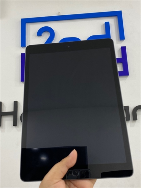 Ipad gen 8 - ZP/A - IOS 18.2 - Wifi - 128GB - Màu xám - Pin 88% - Ngoại hình 98% - Kèm sạc 2