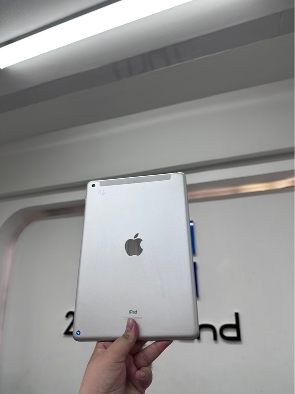 iPad Gen 9 - 4G - LL/A - IOS 18.6.2 - 64GB - Màu bạc - Pin 92% chu kỳ sạc 561 - Ngoại hình 97% - Màn ám hồng - Body
