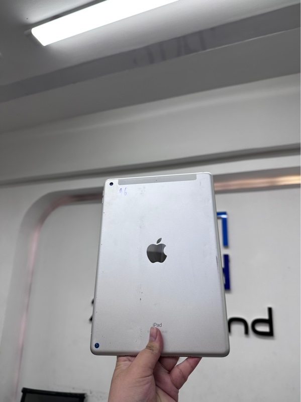 iPad Gen 9 - 4G - LL/A - IOS 26.4.1 - 64GB - Màu bạc - Pin 97% chu kỳ sạc 296 - Ngoại hình 97% - Màn ám vàng - Body